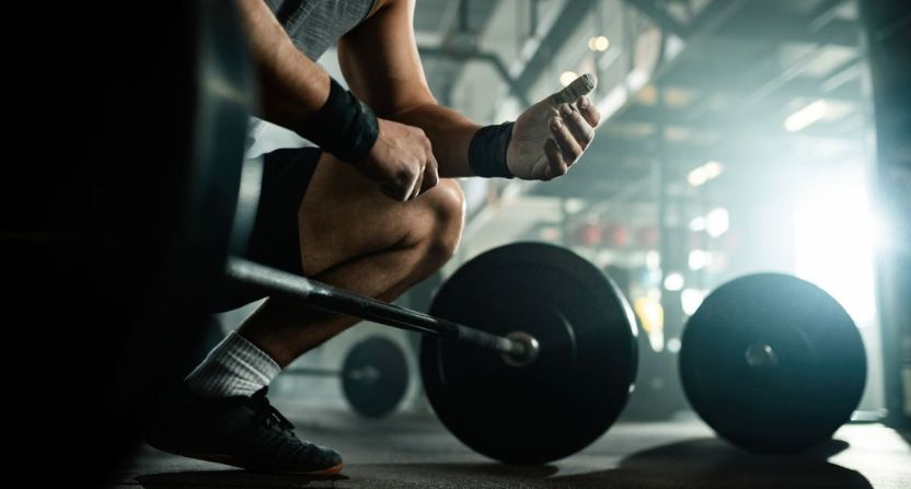 Homme qui fait de la musculation